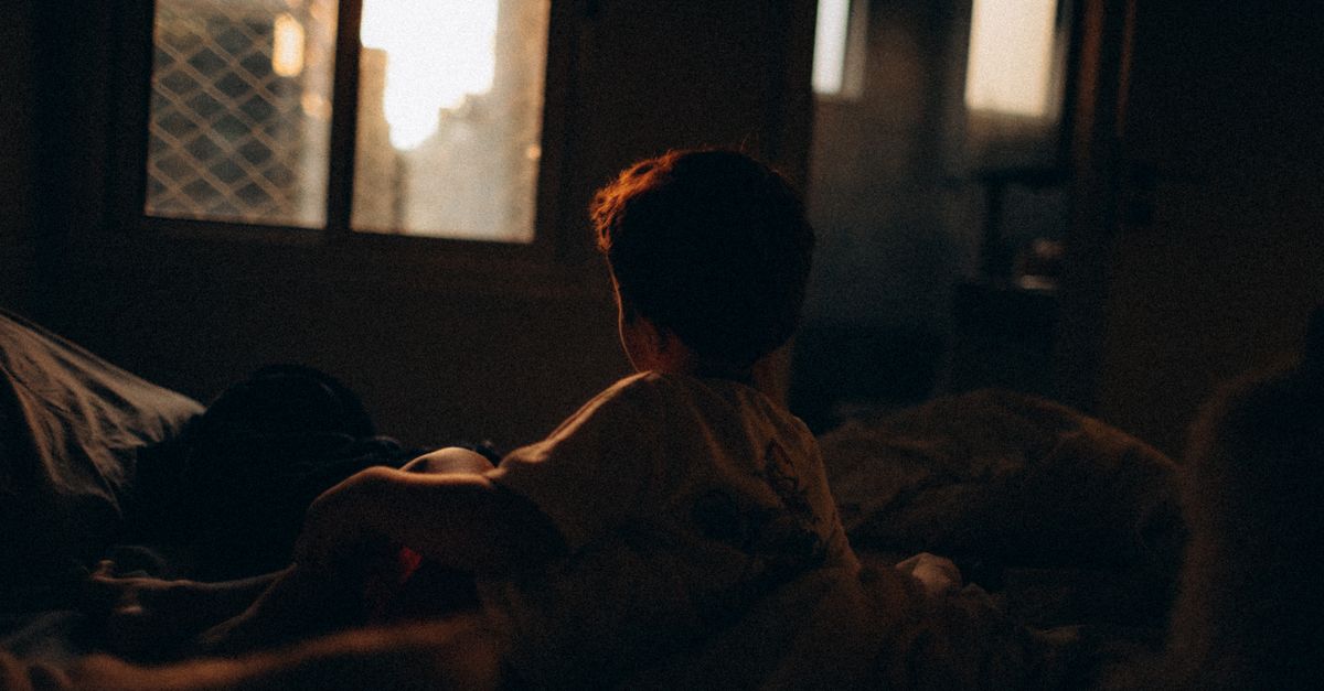 Enfant absorbé par un écran, illustration des enjeux du temps d'écran