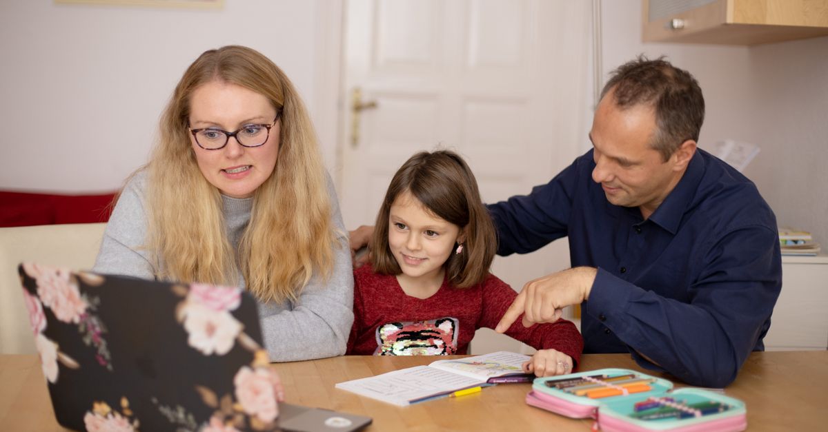 Parent configurant le filtrage internet sur un smartphone d'enfant