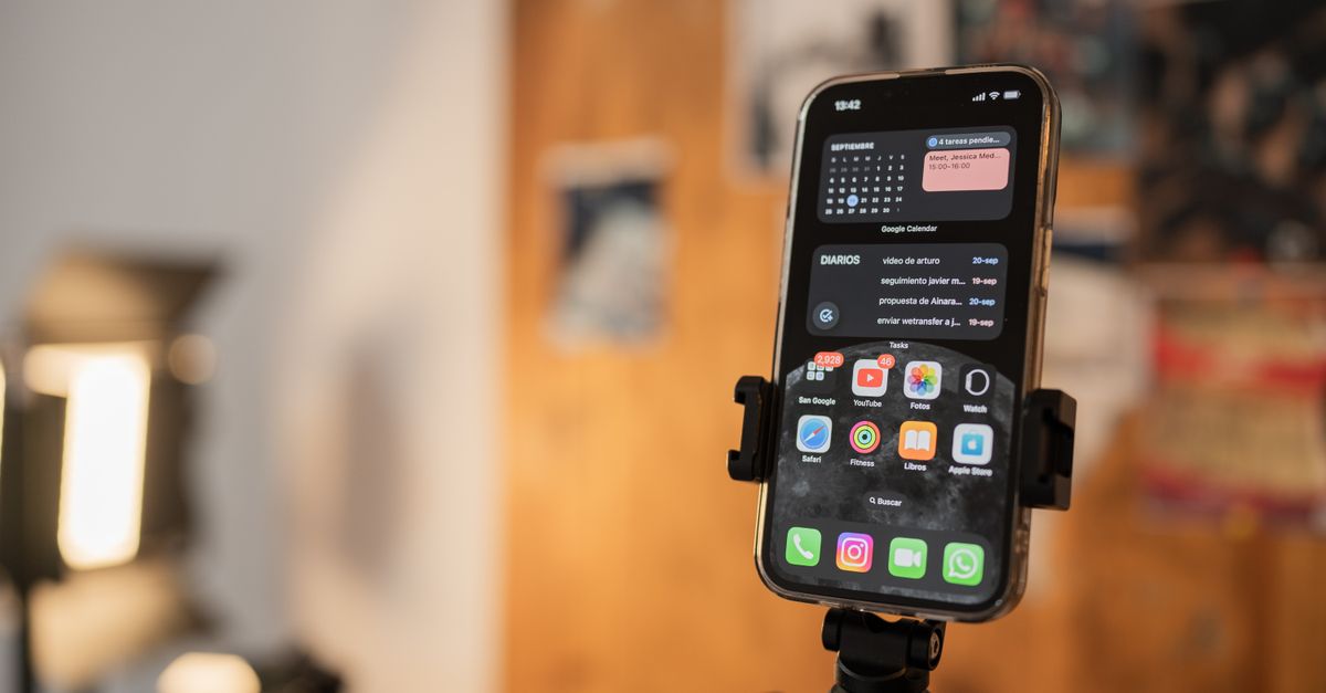 Interface de l'application Eyezy sur smartphone pour contrôle parental