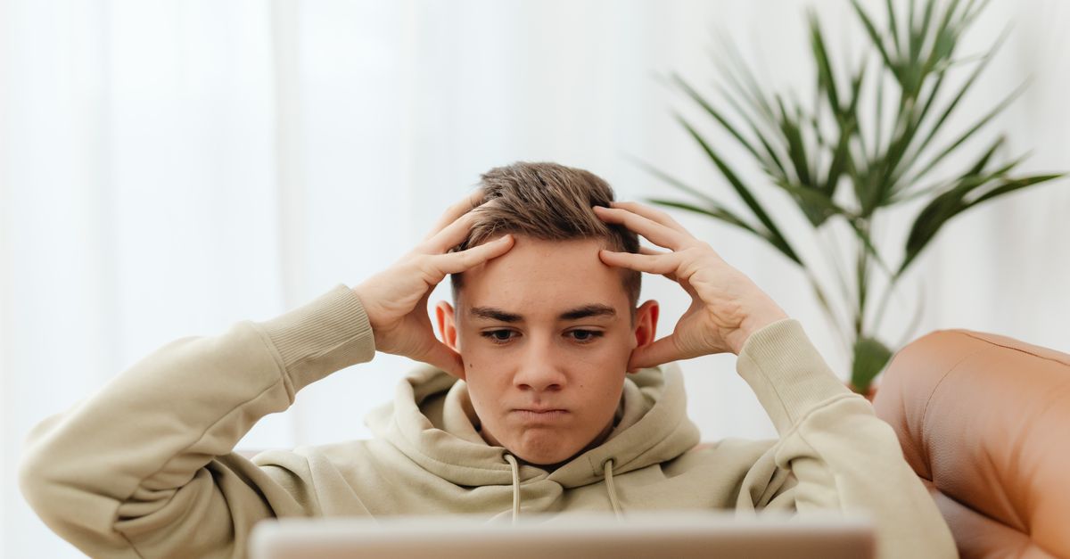 Adolescent devant un écran avec cadenas symbolisant la protection numérique