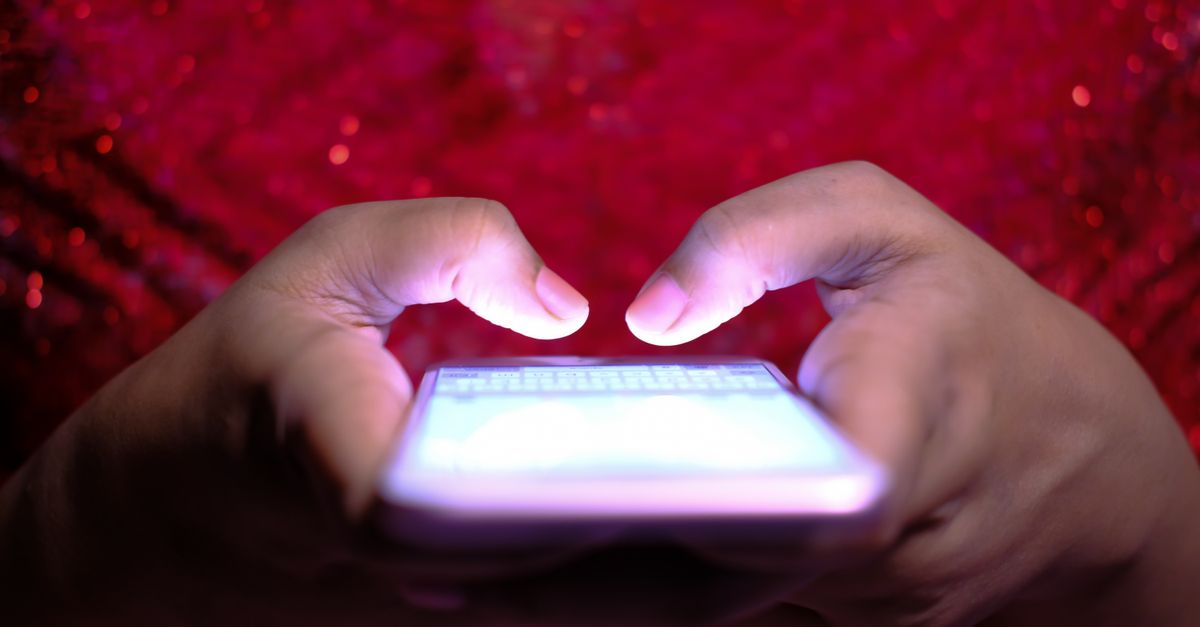 Smartphone avec cadenas fissuré symbolisant une surveillance non consentie