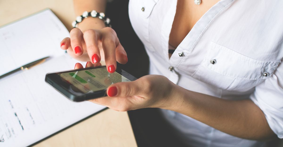 Téléphone professionnel posé sur un bureau avec des icônes de sécurité et de protection